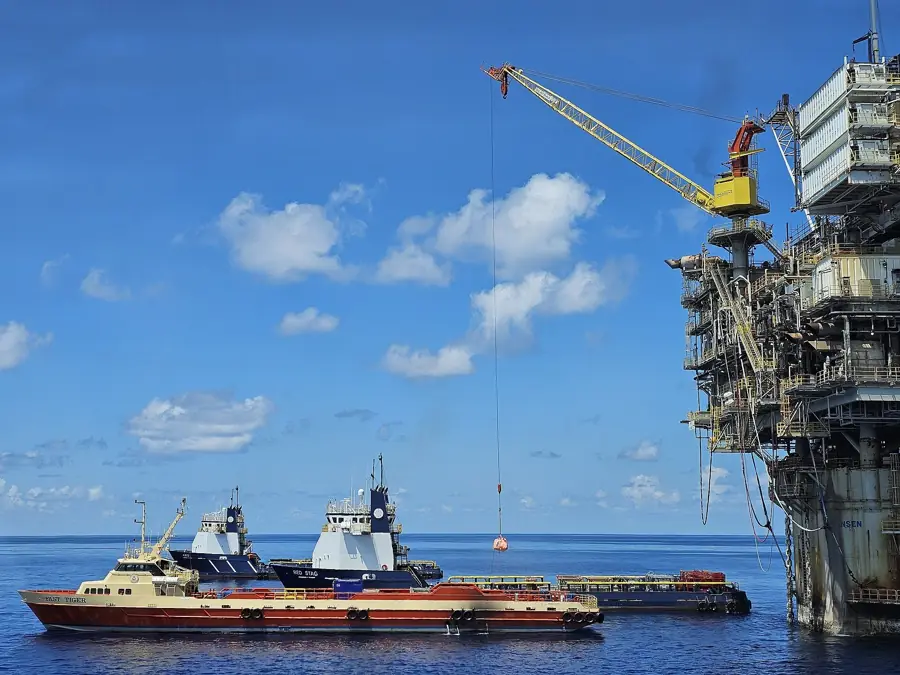 Offshore platform with crane and support vessel